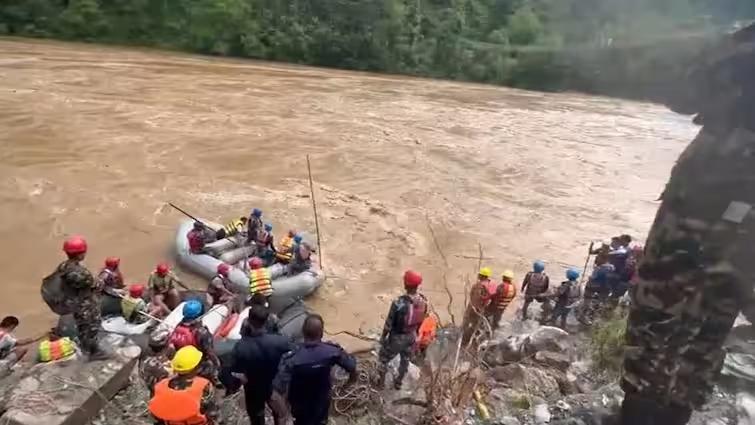 Dua Bus Nepal Tersapu Tanah Longsor hingga Nyebur ke Sungai Trishuli, 65 Penumpang Hilang!