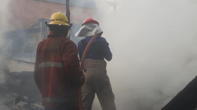 10 Asrama Polsek Balaraja Terbakar gegara Diduga Korsleting Listrik