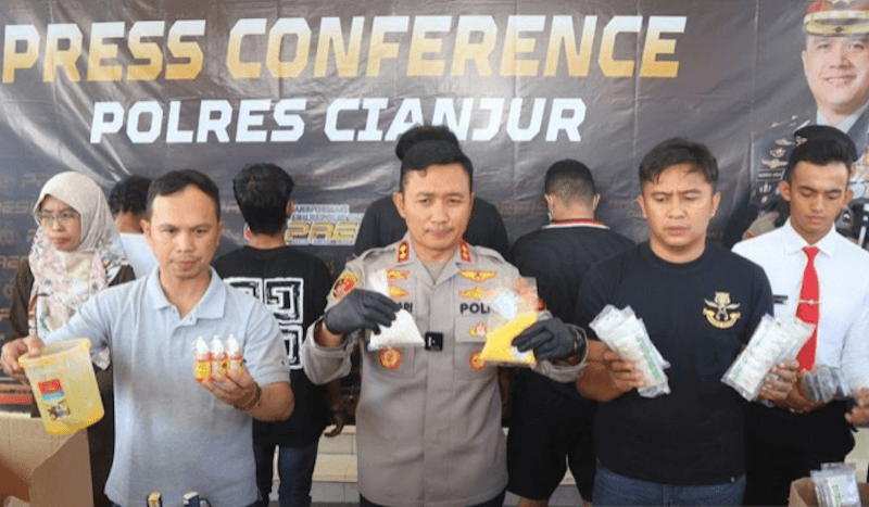 Empat Pelaku Pembuat Obat Terlarang Ditangkap di Vila Kawasan Puncak