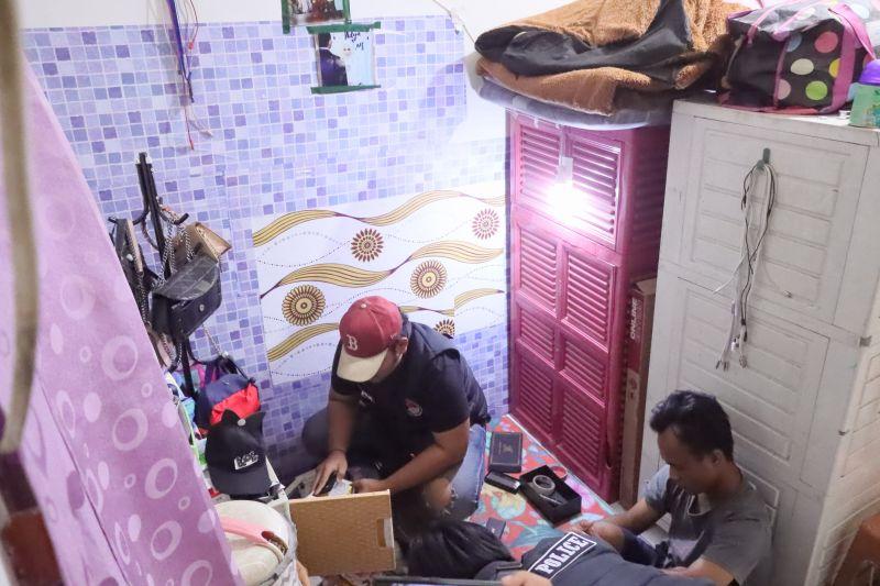 Polisi Tangkap 31 Orang saat Razia Narkoba di Kampung Muara Bahari