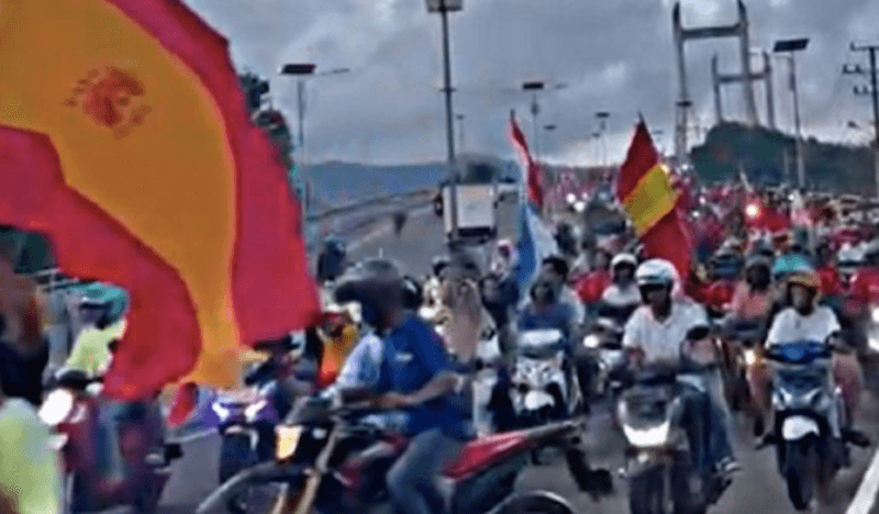 Fans Spanyol Padati Jembatan Merah Putih Ambon