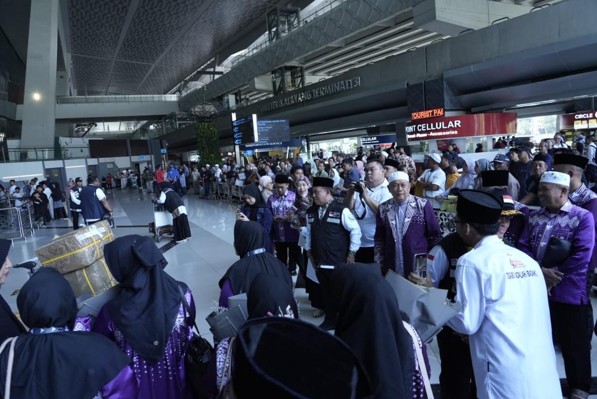 Sampaikan Terima Kasih, Jemaah Haji Sambut Kedatangan Petugas di Bandara