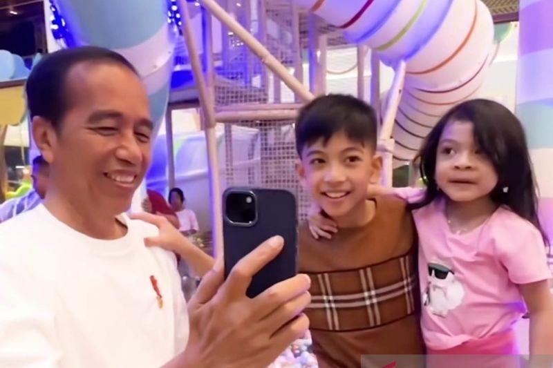 Jokowi Ngevlog ‘Sabtu Bersama Cucu’, Main di Playground Bareng Anak Gibran