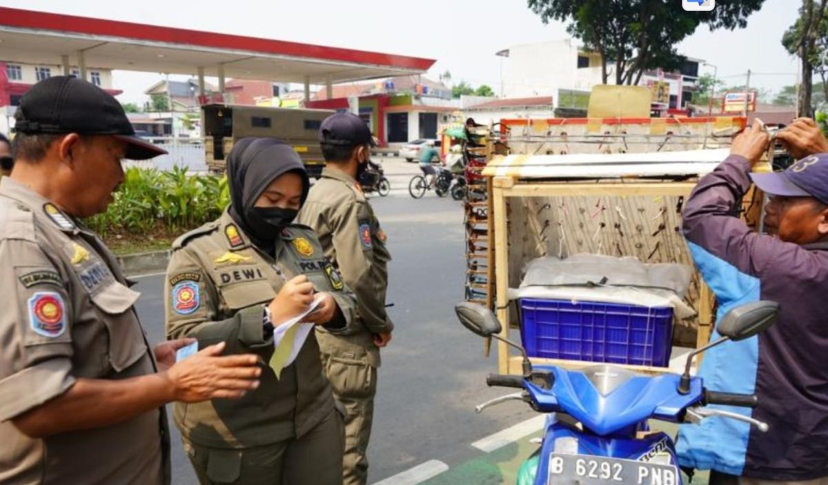 Banyak dari Luar Bogor, Satpol PP Sidak PKL di Stadion Pakansari