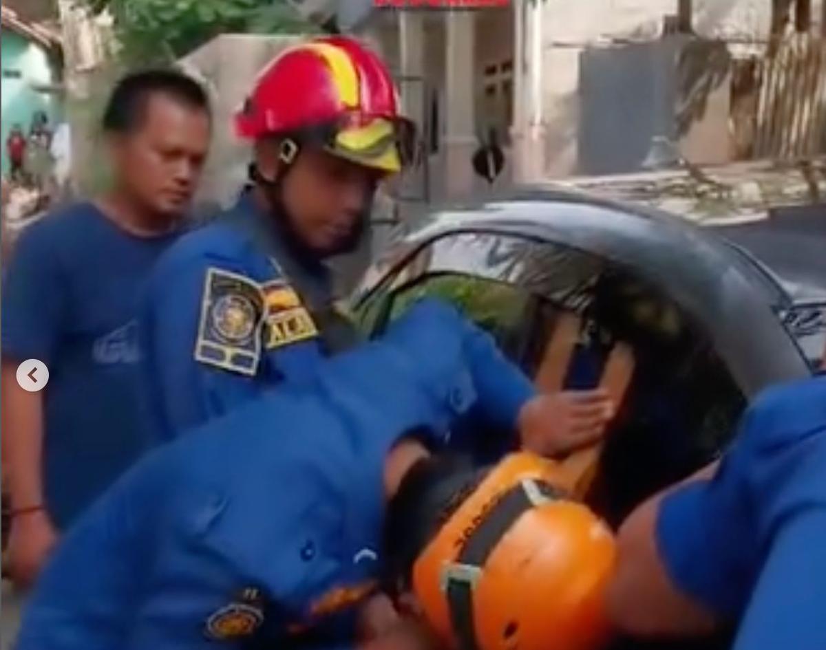 2 Bocah Terjebak dalam Mobil di Cibinong, Damkar Beri Pertolongan