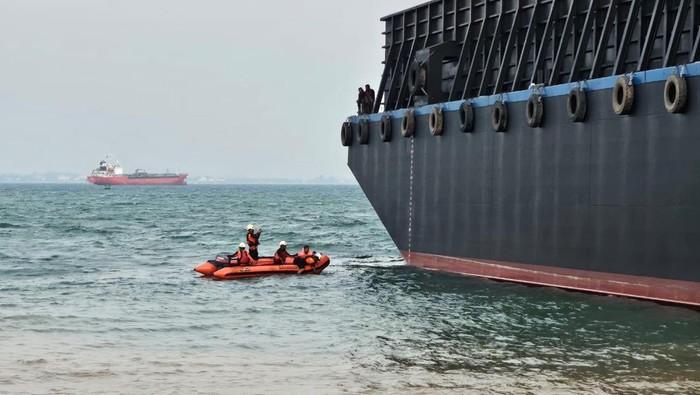 Basarnas Evakuasi Pekerja Jatuh ke Laut Saat Ngecat Kapal Tongkang di Batam