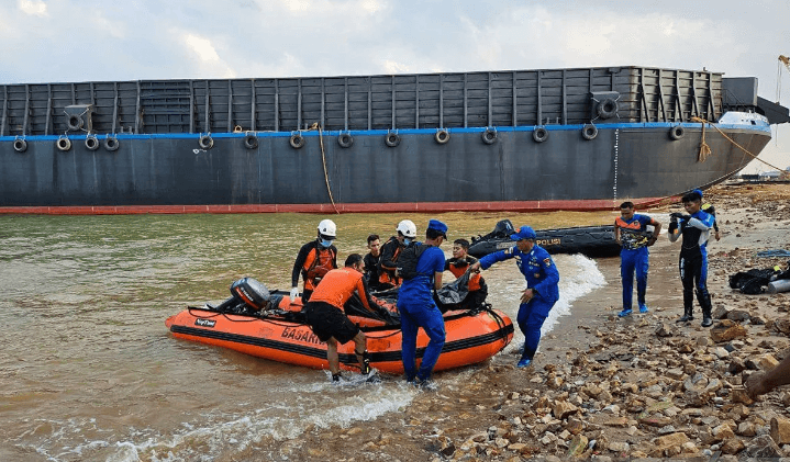Tim SAR Tanjungpinang Temukan Jasad Pekerja Jatuh ke Laut