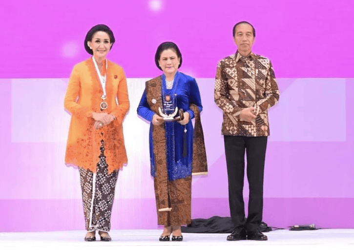 Iriana Jokowi Terima Penghargaan pada Hari Kebaya Nasional Atas Kontribusinya Mendukung Pemberdayaan Perempuan