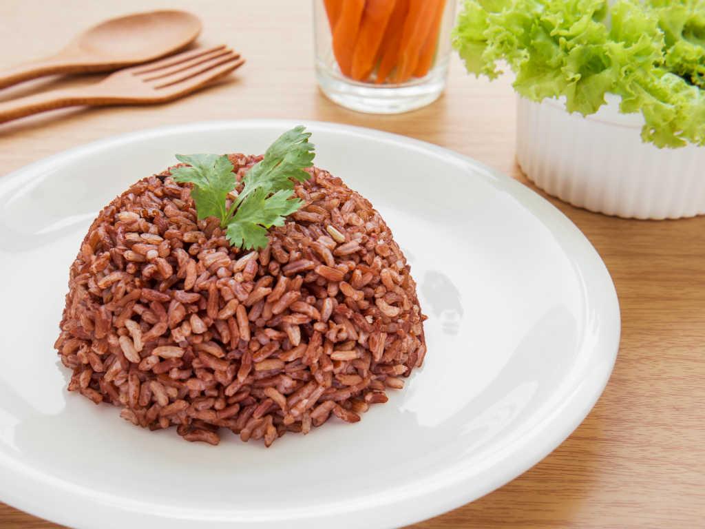 Begini Tips Memasak Nasi Merah Biar Pulen