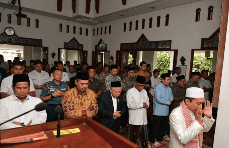 Wapres Bersama Pegawai Setwapres Melaksanakan Salat Ghaib untuk Almarhum Hamzah Haz