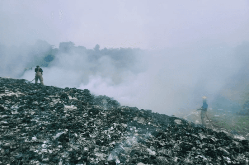 Butuh 4 Jam untuk Jinakkan Api di Lokasi Pembuangan Sampah Liar di Tiga Raksa
