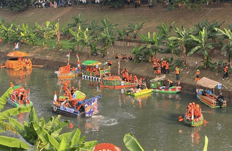 DLH DKI Buat 32 Perahu dari Botol Plastik