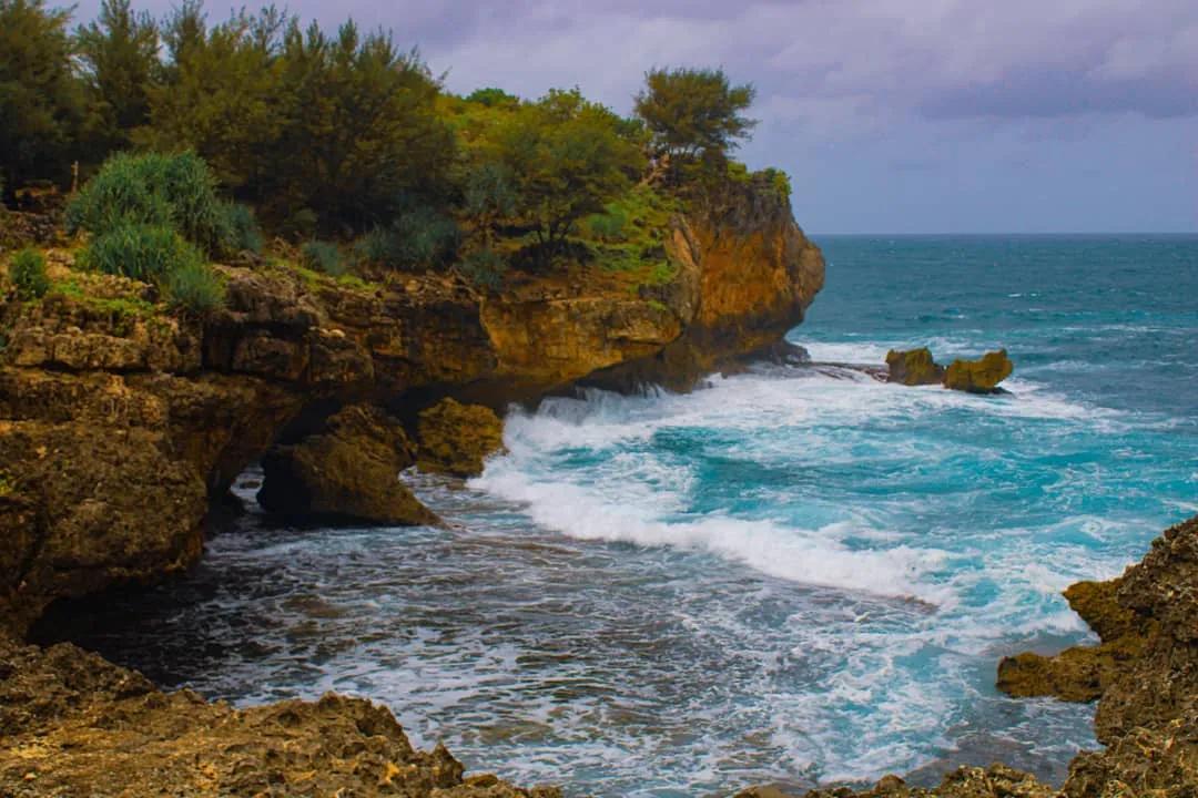 Panduan Wisata ke Pantai Buron Gunungkidul: Info Lokasi, Harga Tiket dan Tips Liburan Seru!