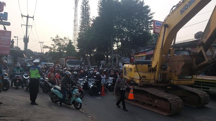 Petugas Tutup Lalin saat Evakuasi Truk Seruduk Rumah di Cileungsi Bogor