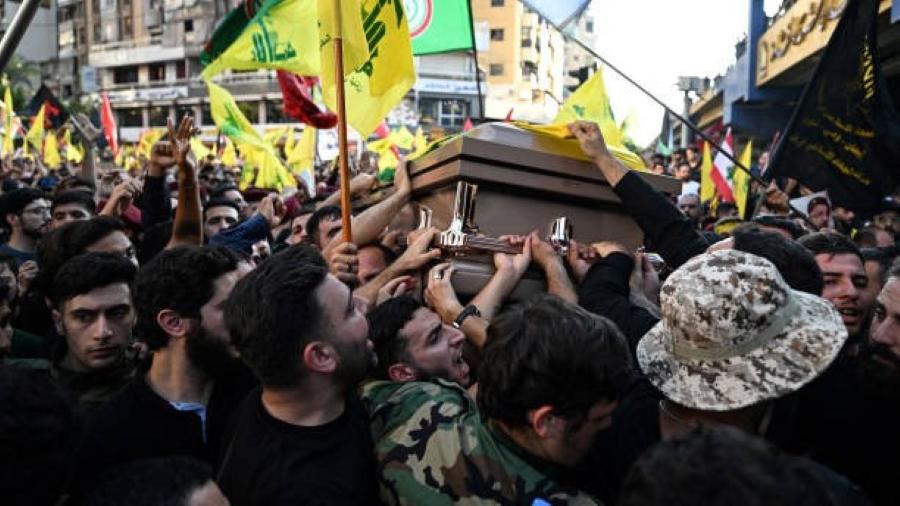 Ratusan Pelayat Rebutan Angkut Peti Mati Komandan Hizbullah