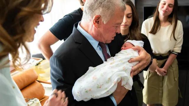 Raja Yordania Abdullah II Azankan Cucu Pertamanya