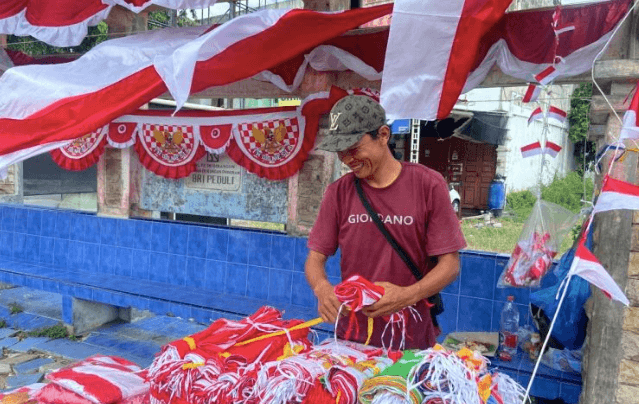 Penjual Bendera Merah Putih Mulai Marak di Banda Aceh Sambut HUT RI