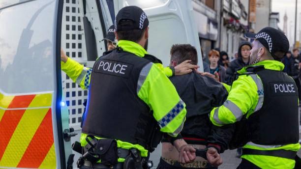 Polisi Inggris Bekuk 483 Demonstran Ekstrem Kanan