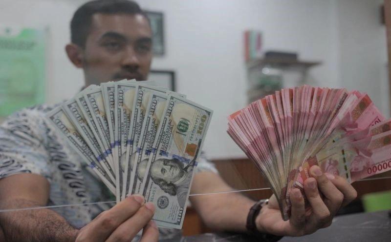 Sentimen Neraca Perdagangan dan Faktor Global Kompak Bikin Rupiah Bahagia