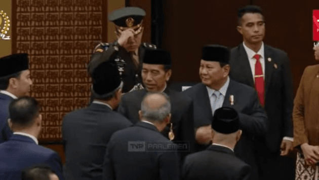 Jokowi Didampingi Prabowo Bersalaman dengan Tamu Undangan Sidang Tahunan