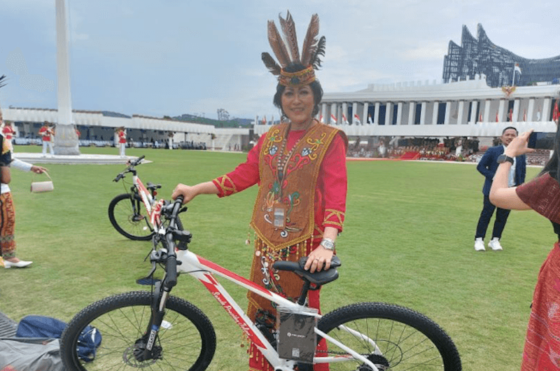 Jokowi Hadiahkan Sepeda untuk Peraih Busana Adat Terbaik