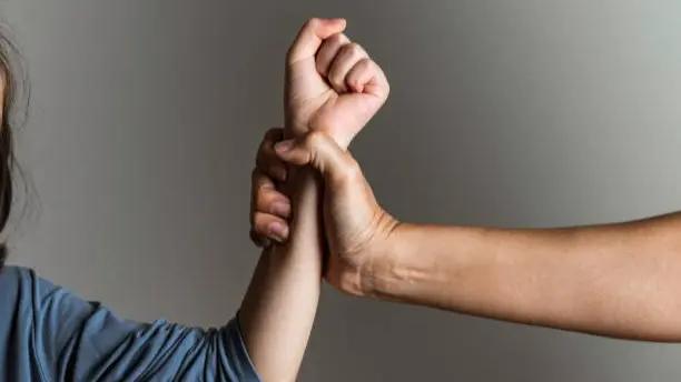 Viral! Wanita Dicekik-Dibanting Pacar dalam Lift Hotel di Jakbar