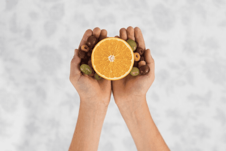 51 Arti Mimpi Dikasih Buah Sama Orang yang Sudah Meninggal