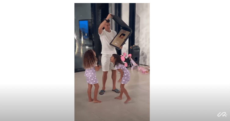 YouTube Ronaldo Dapat Gold Botton Kurang 24 Jam, Kini Punya 28,8 Juta Subscriber