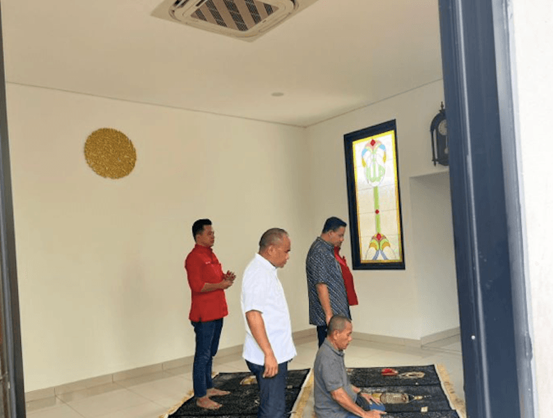 Tiba di DPD PDIP Jakarta, Anies Salat Dzuhur Berjamaah