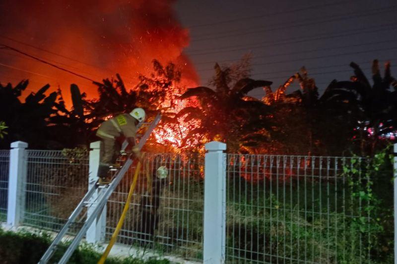 Ada Tawuran Bikin Damkar Sulit Padamkan Kebakaran di Tanjung Priok