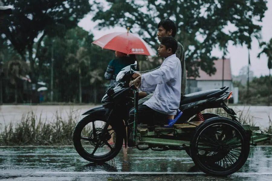 25 Arti Mimpi Naik Motor Kehujanan: Simbolisme dan Maknanya