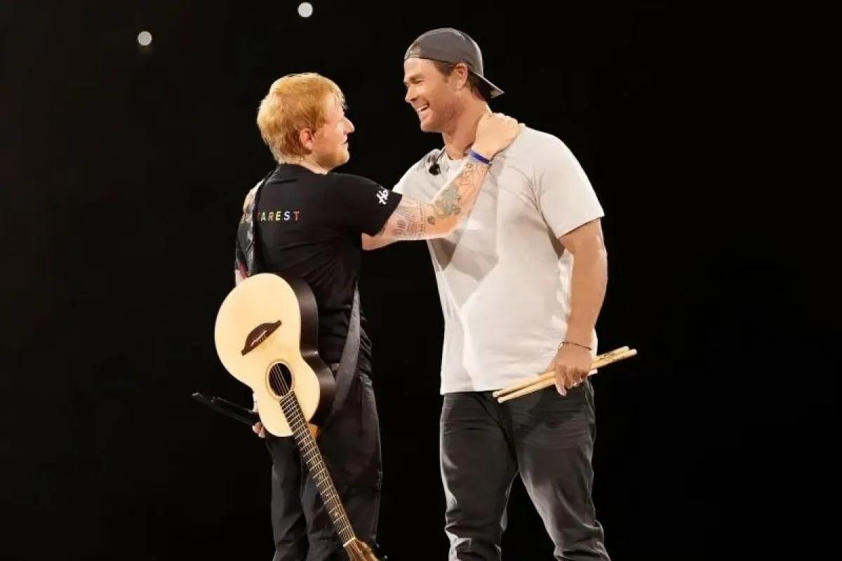 Chris Hemsworth Tampil Main Drum saat Konser Ed Sheeran di Rumania