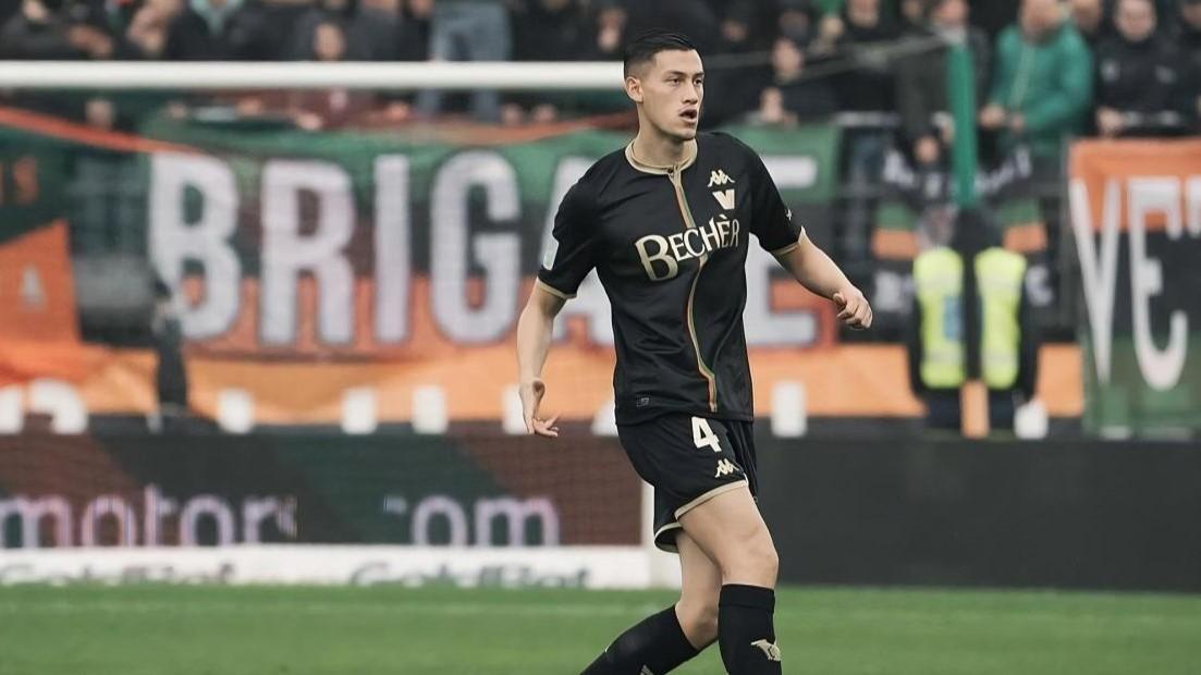 Debut Gemilang Jay Idzes di Serie A: Solid Bertahan, Hampir Cetak Gol