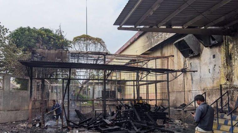 Gudang Barang Bekas Transmart di Serang Ludes Terbakar