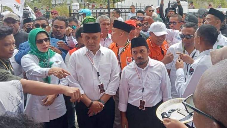 Ikram Umasugi-Sudarmo Resmi Daftar Pilkada ke KPUD Buru