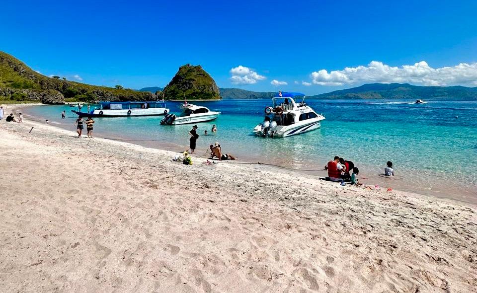 Rekomendasi 10 Pantai Terbaik di Dunia 2024, Ada dari Indonesia