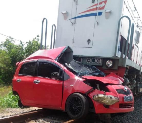 Kereta di Semarang Tabrak Mobil Isi 1 Keluarga