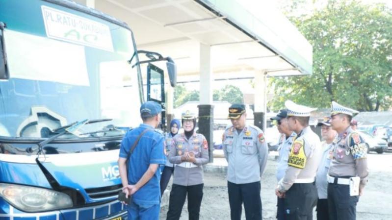 Polisi Lakukan Uji Kelayakan Operasi-Ramp Check Puluhan Angkutan Umum di Sukabumi