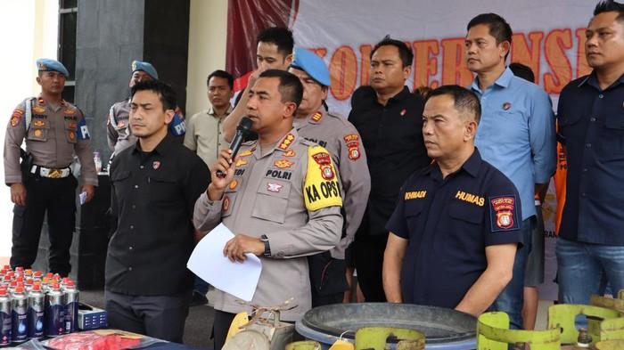 Polisi Tangkap 4 Pelaku Pengoplosan Gas 3 Kg ke Tabung Portabel di Bekasi