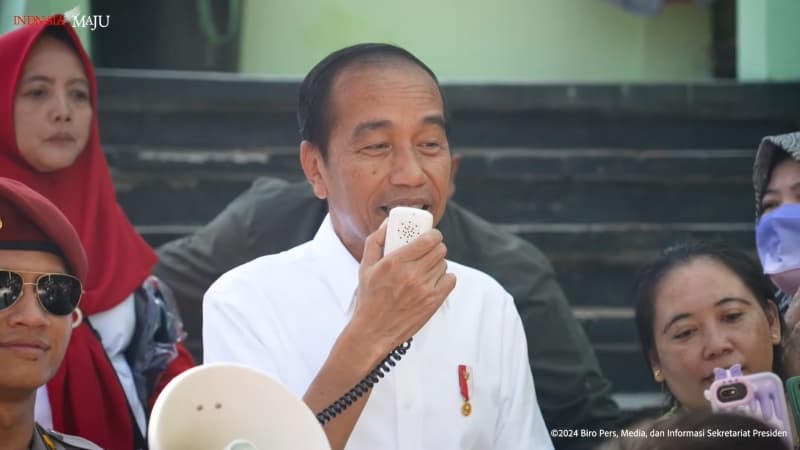 Momen Jokowi Pamitan Pakai Toak ke Warga Surabaya