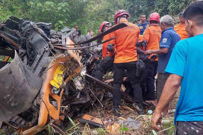 Truk Angkut Pupuk Masuk Jurang di Aceh, Sopir Tewas Terjepit
