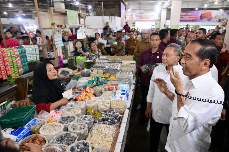 Pastikan Harga Pangan Baik, Jokowi Tinjau Pasar di Lubuk Pakam Sumut