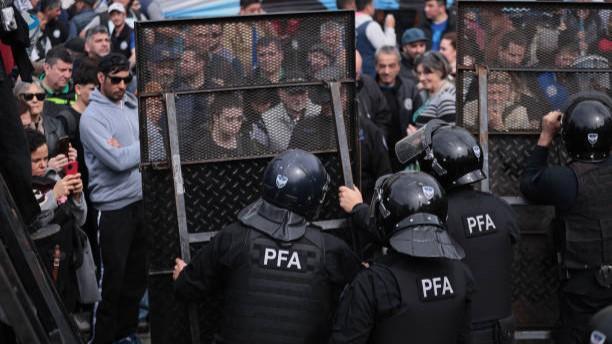 Bentrokan Demonstran vs Polisi usai Kenaikan Dana Pensiun Ditolak DPR Argentina