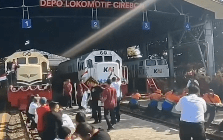 Unik! Lomba Tarik Lokomotif 84 Ton Meriahkan HUT KAI ke-79 di Cirebon