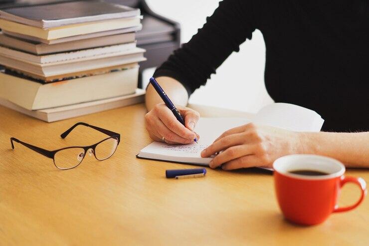 7 Contoh Mendeskripsikan Seseorang dalam Bahasa Inggris