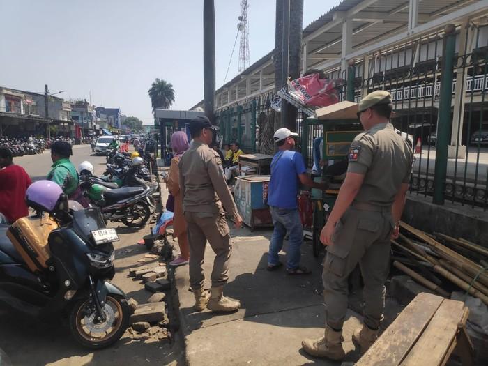 Satpol PP Tertibkan PKL Liar Sekitar St Bogor yang Tak Berizin