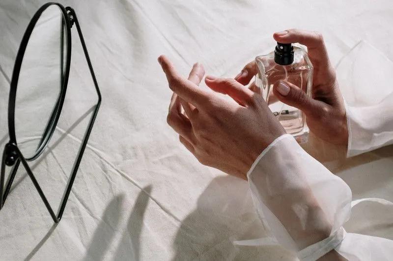 8 Aroma Parfum yang Cocok untuk Siang dan Malam
