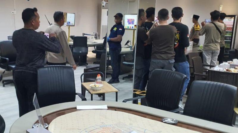 Belasan Orang Diamankan saat Penggerebekan Tempat Judi di Semarang
