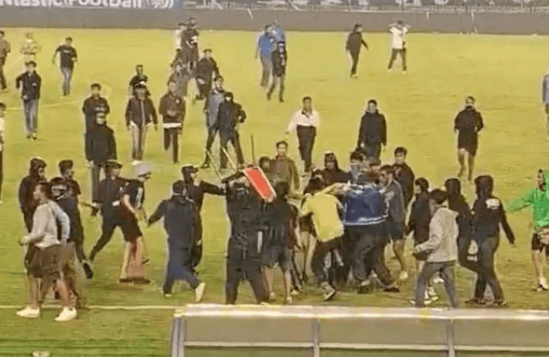 Polisi: Kami Melihat Ada yang Melempar Kursi dari Bobotoh ke Steward