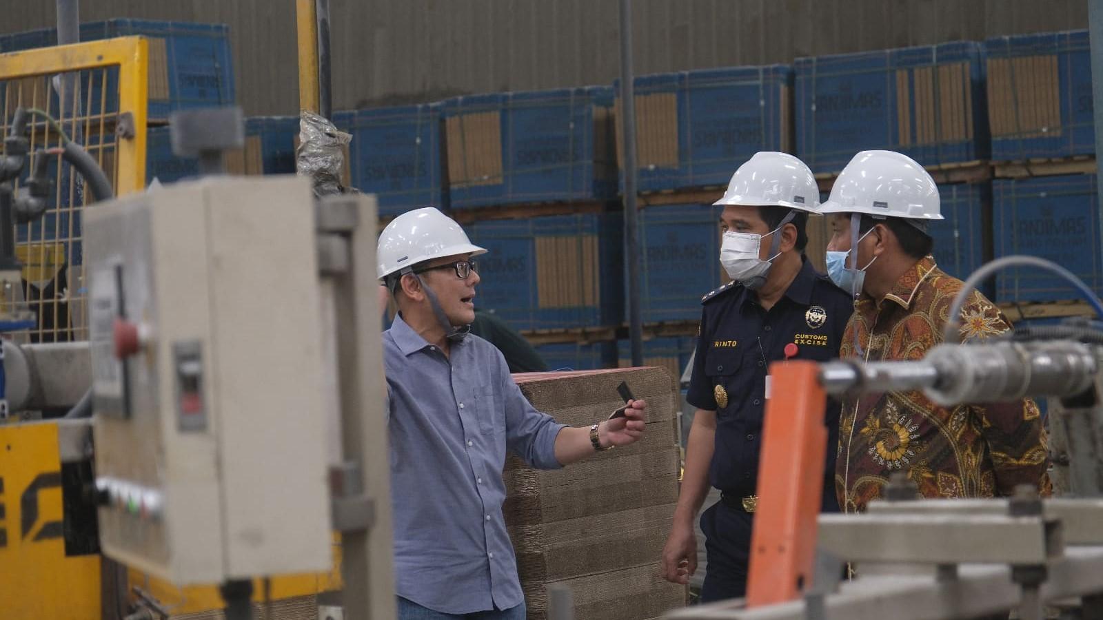 Customs Visit Customers Bea Cukai ke Perusahaan Keramik dan Cangkang Sawit